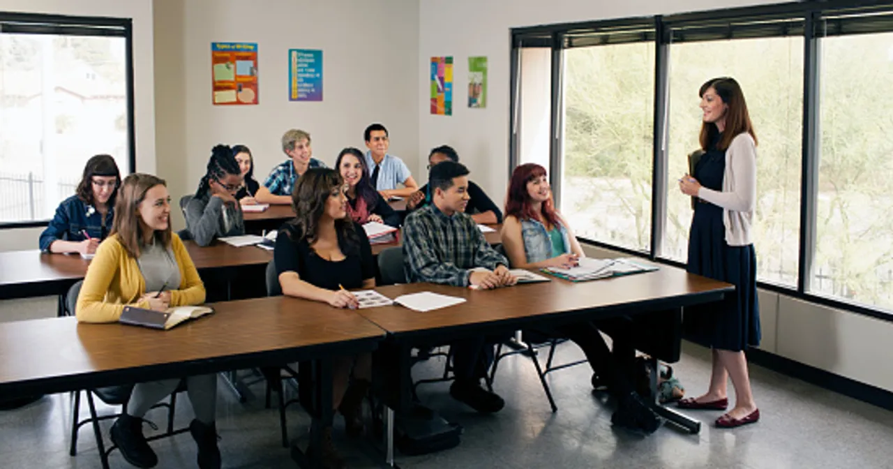 rada pedagogiczna, nauczyciele przy stole, podejmowanie decyzji