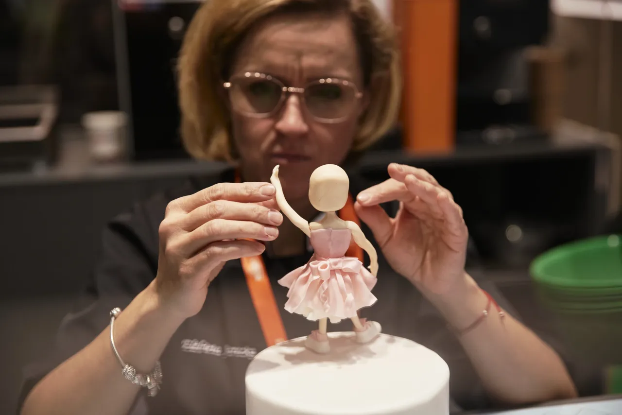 mocowanie figurki na tort