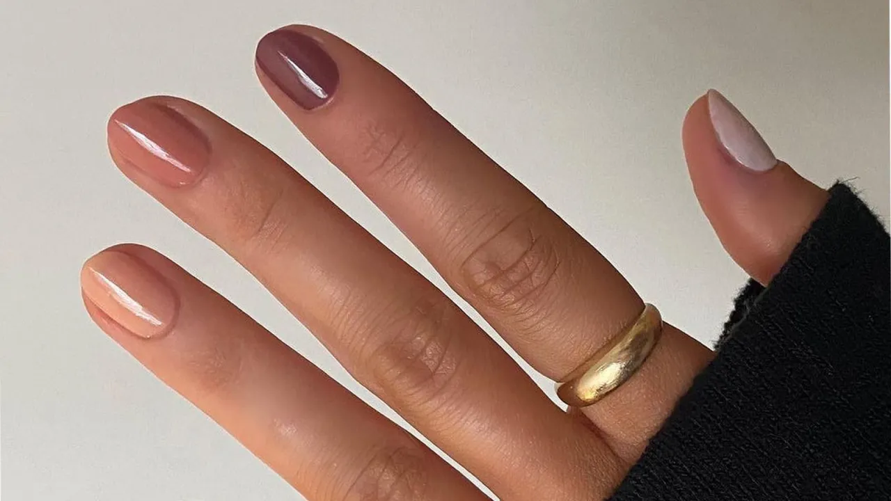 Frau mit gepflegten, nat&uuml;rlich gl&auml;nzenden N&auml;geln im Nude-Look