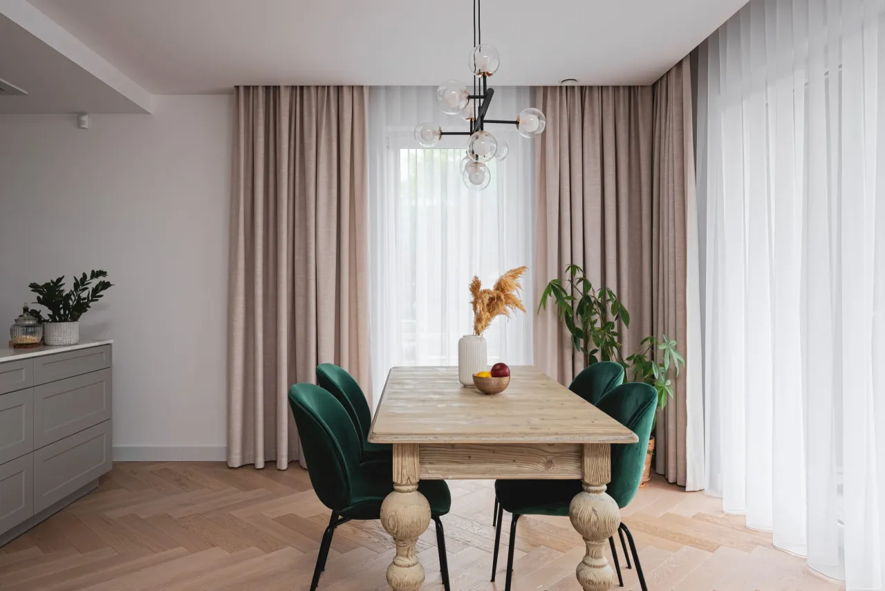 przykłady zasłon do szarych ścian