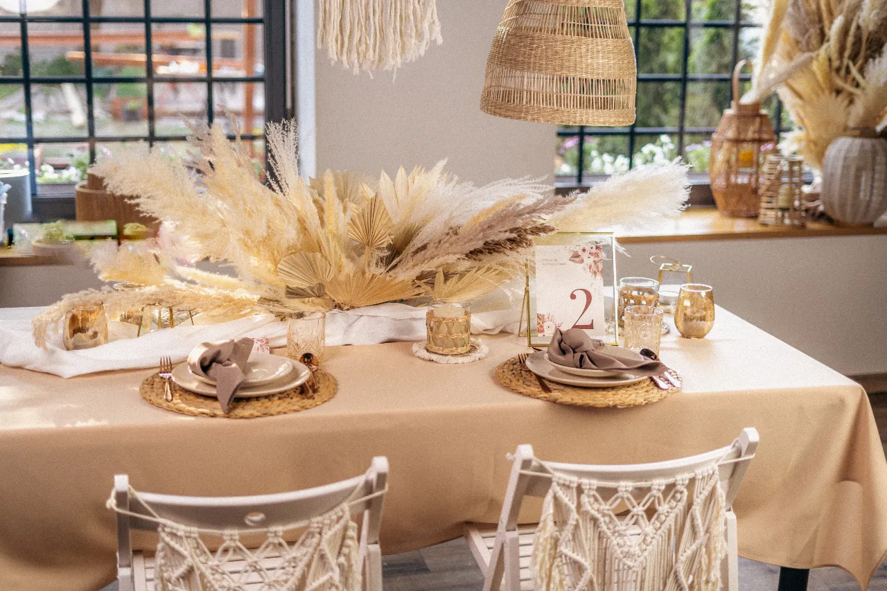 inspiracje na dekoracje stołu urodzinowego boho i glamour