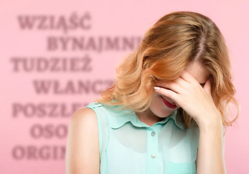 ludzie popełniający błędy, pomyłki, znaki zapytania