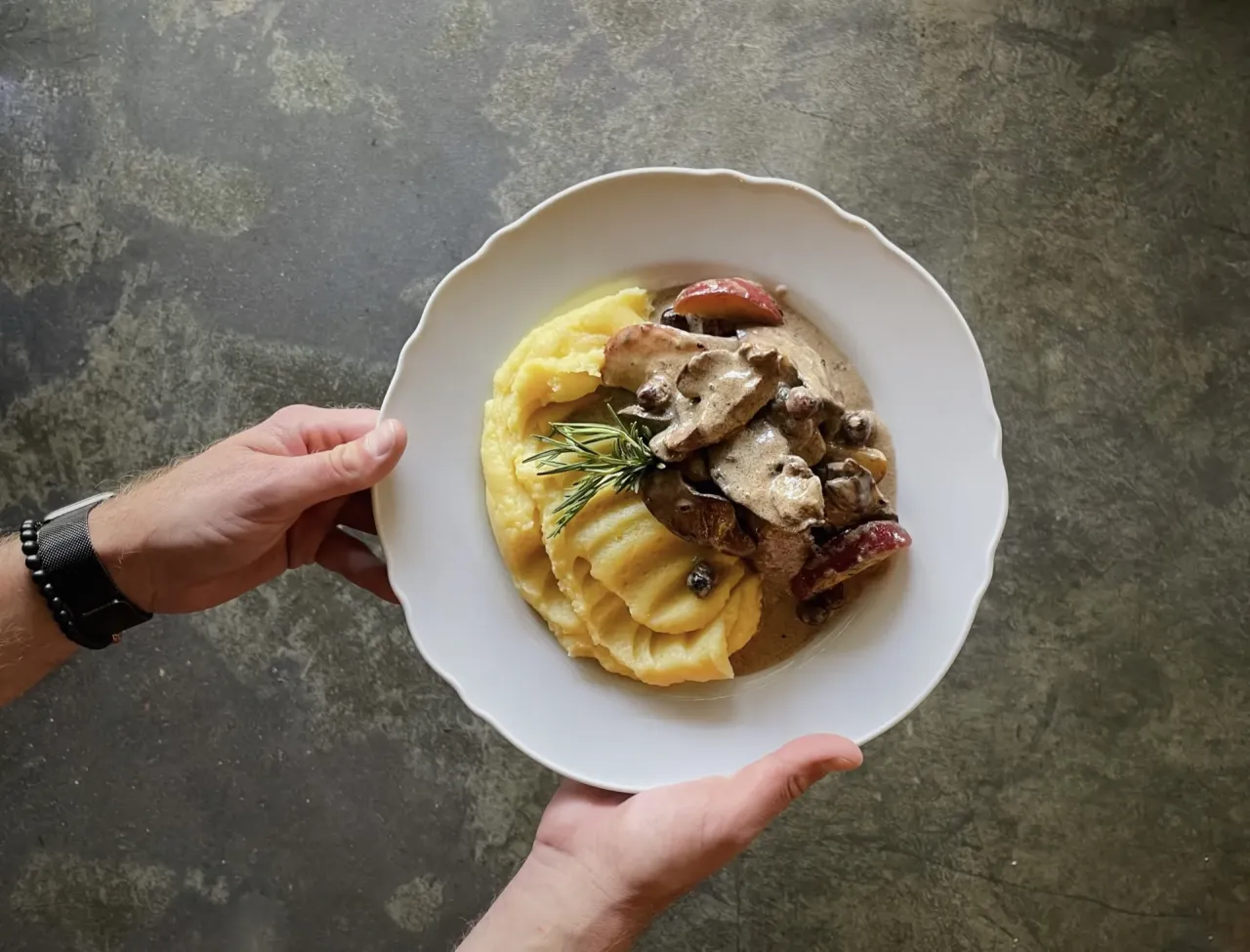 wątróbka drobiowa z puree i ogórkiem kiszonym