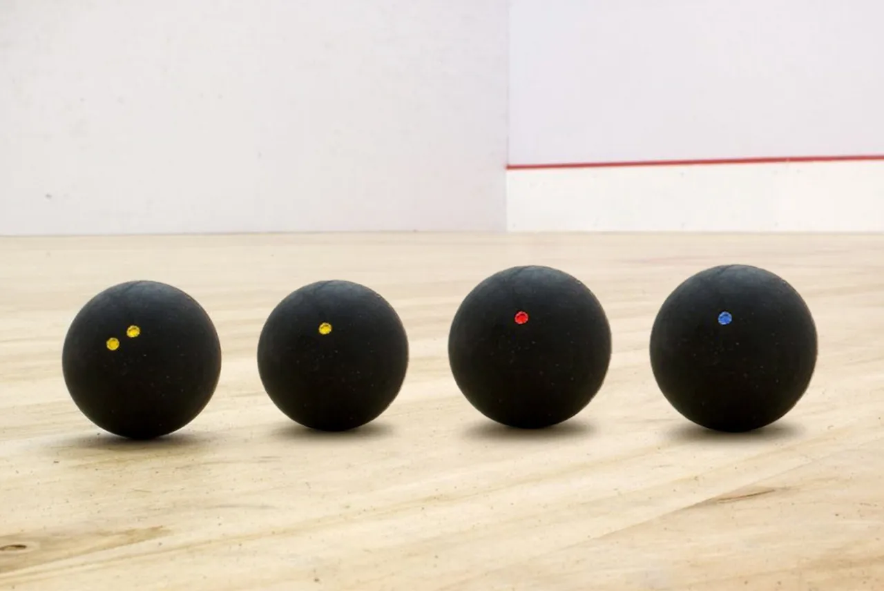 Różne rodzaje piłek do squasha z kolorowymi kropkami