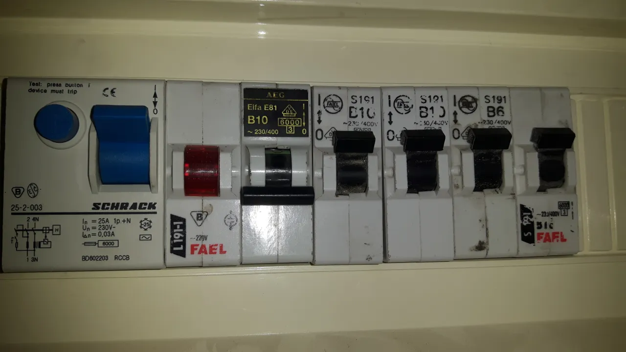 Widok włączonego bezpiecznika: czerwony przełącznik jest w pozycji