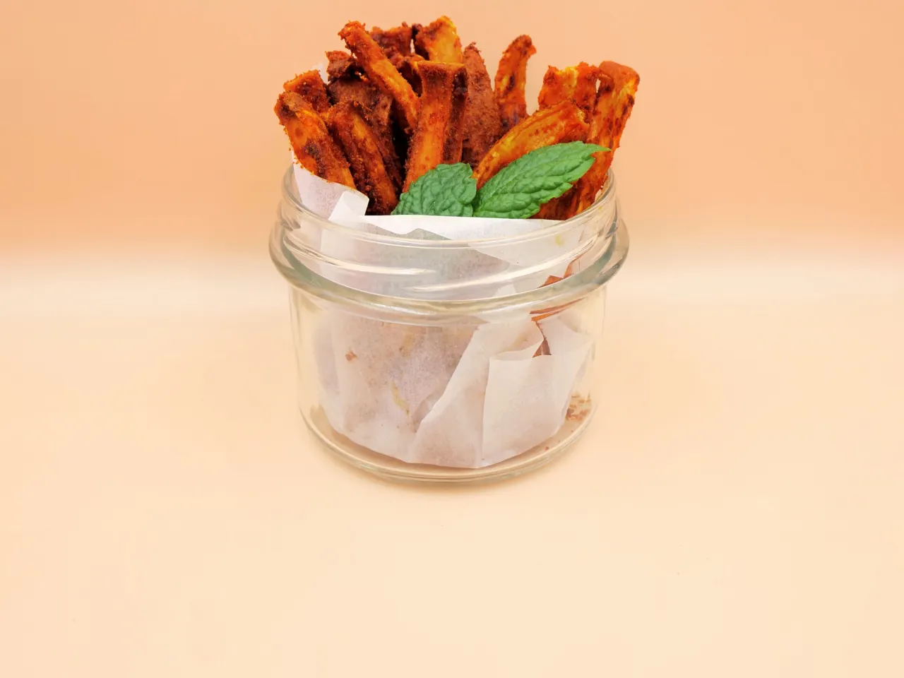 Słone frytki z batata, idealne po tym, jak pokroić batata na frytki. Podane w słoiku z miętą.