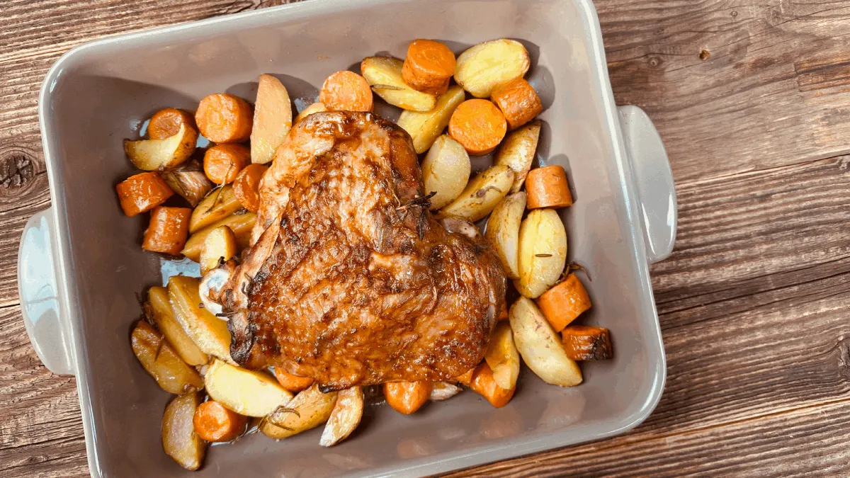 gotowy pieczony udziec z indyka