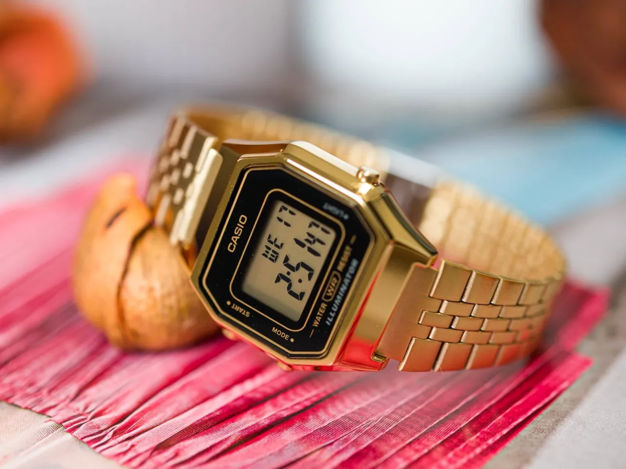porównanie złotych zegarków Casio damskich