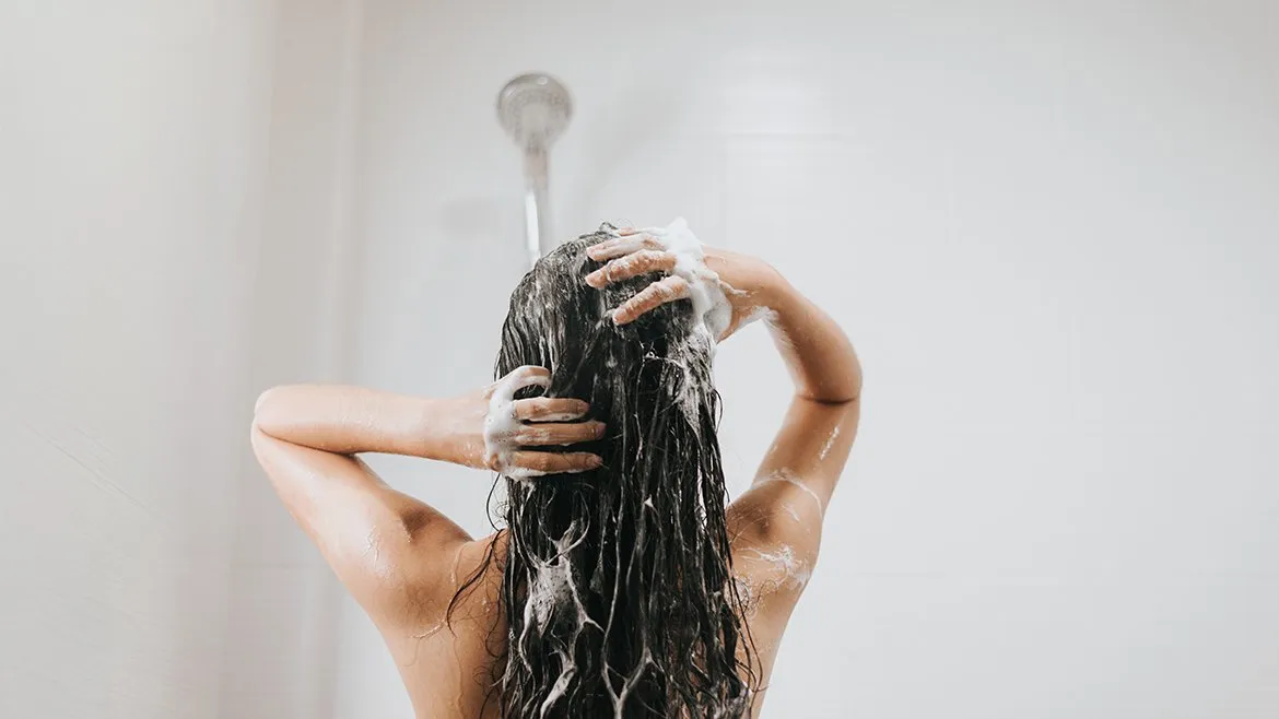 kobieta myjąca włosy, pielęgnacja włosów, gładkie włosy