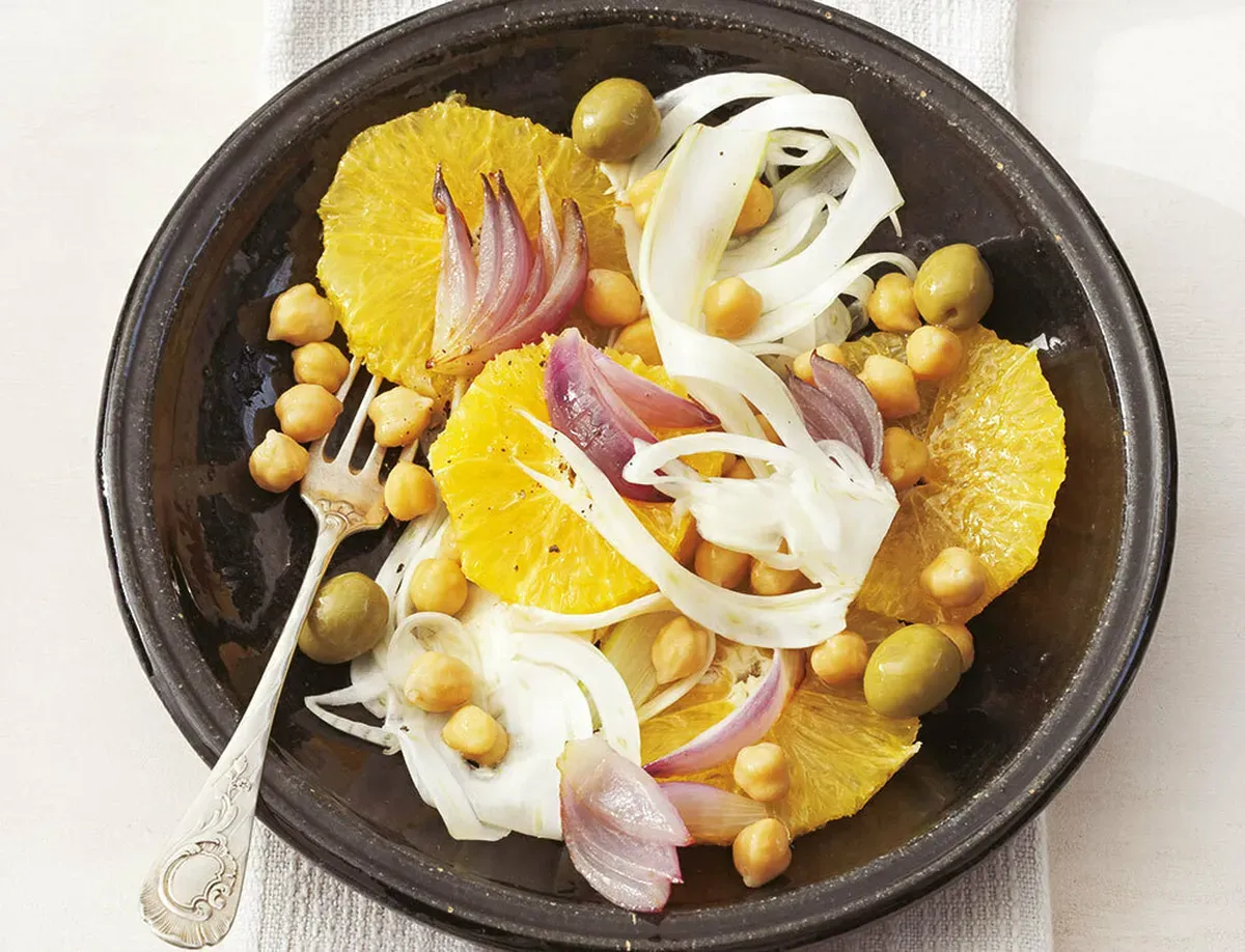 Verschiedene Variationen von Fenchel-Orangen-Salat mit N&uuml;ssen und K&auml;se