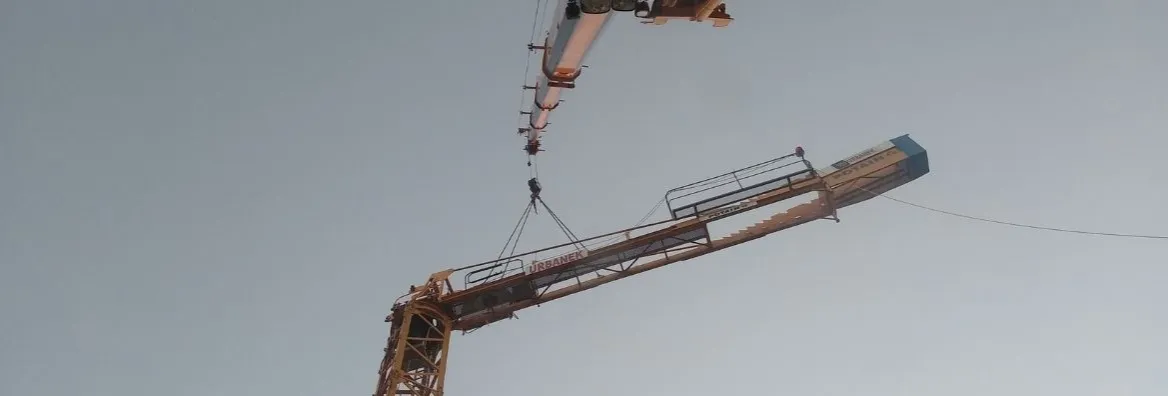 rodzaje dźwigów budowlanych porównanie, żuraw wieżowy samojezdny HDS minidźwig