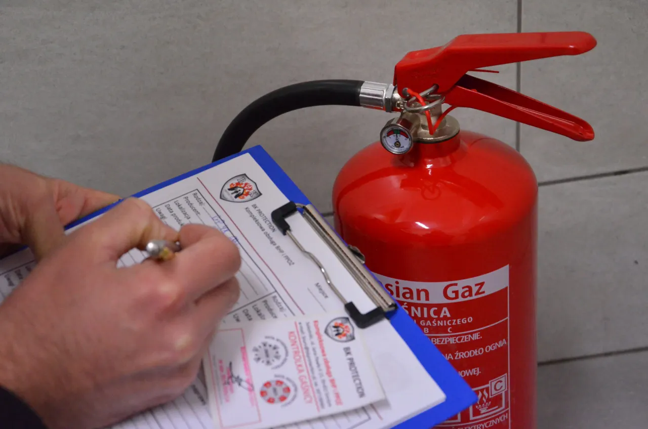 Gaśnica w budynku ppoż