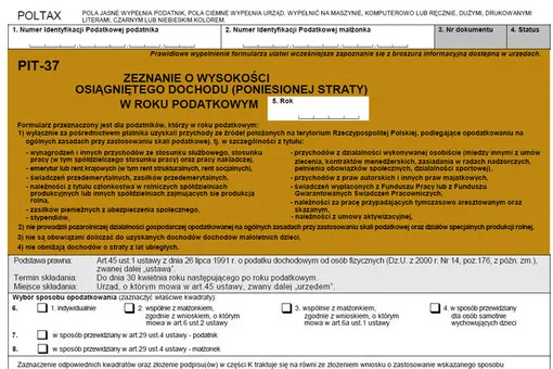 Emeryt z dokumentami PIT, senior przeglądający dokumenty podatkowe