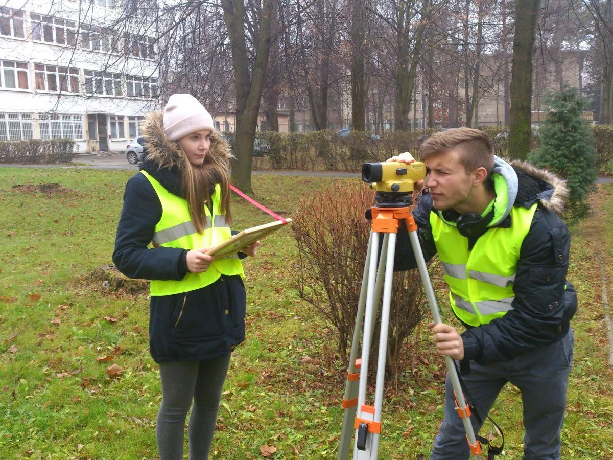 technik geodeta w pracy terenowej