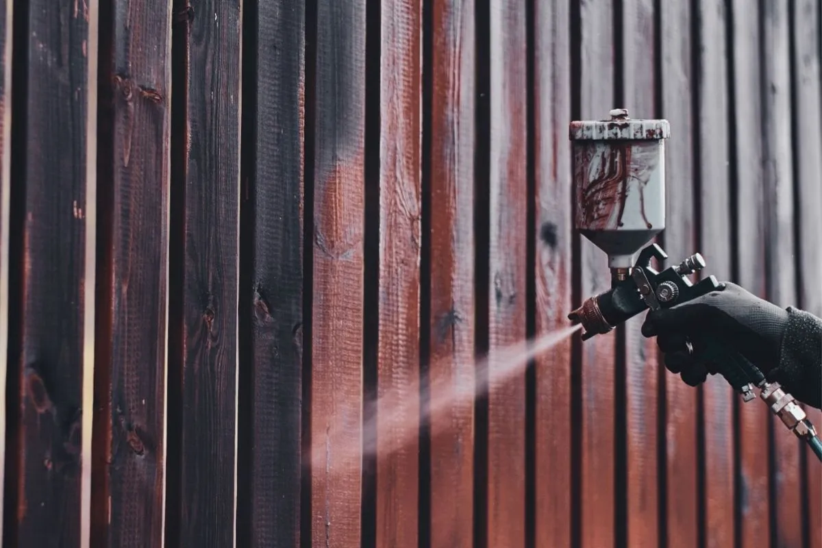 malowanie drewnianego płotu