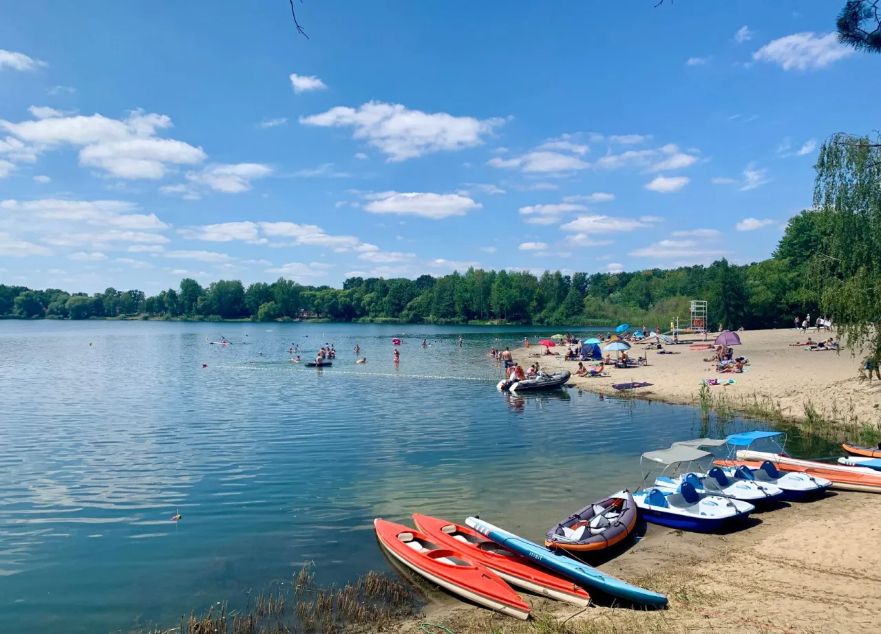 Jezioro Głębocko widok ogólny, czysta woda, plaża