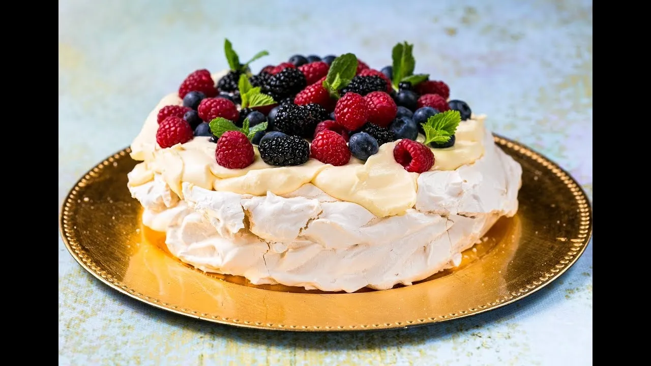 beza Pavlova z kremem i świeżymi owocami