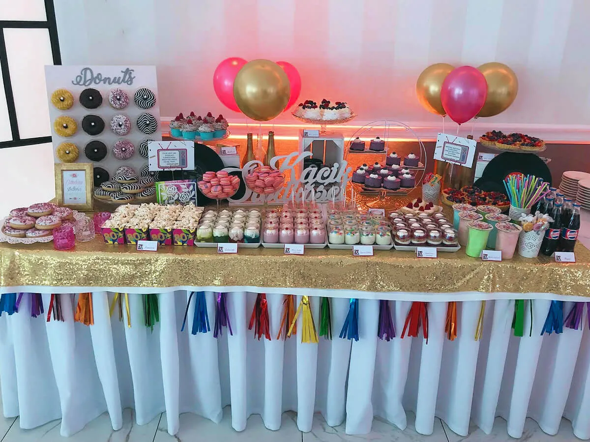 Stół imprezowy PRL lata 80. dekoracje