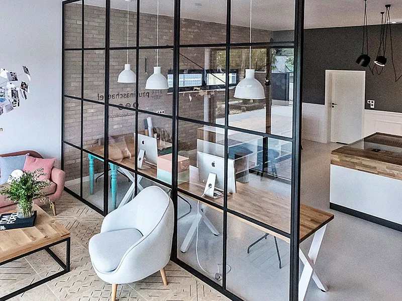 szklana ściana loftowa do salonu