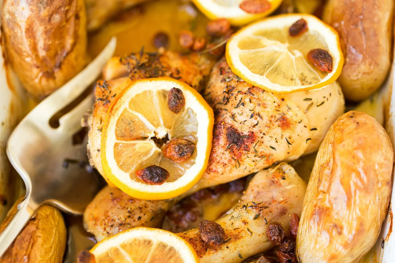 Pieczone udka kurczaka z cytryną i ziemniakami. Idealne danie, gdy zastanawiasz się, co zrobić z mięsa z udek kurczaka.