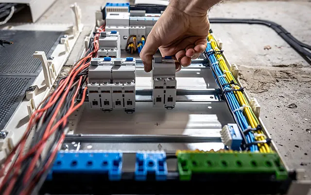 elektryk montujący rozdzielnicę