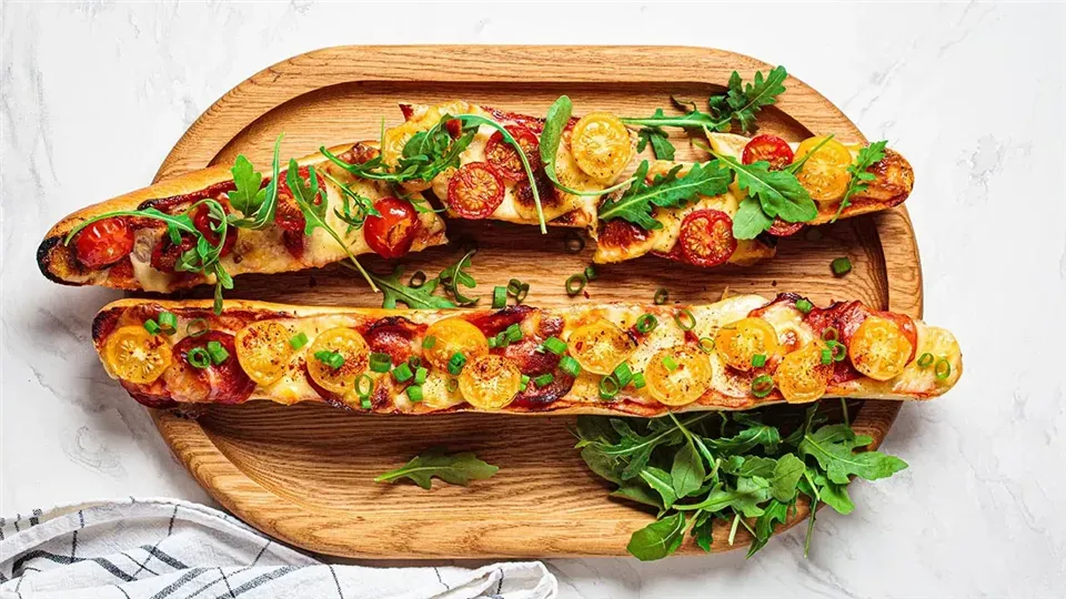 R&oacute;żne rodzaje zapiekanek w stylu pizzy