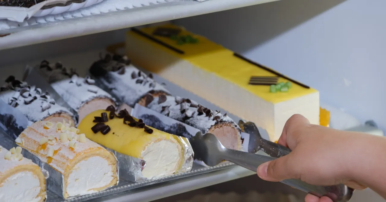 Ciasto z kremem w lod&oacute;wce szczelnie zamknięte