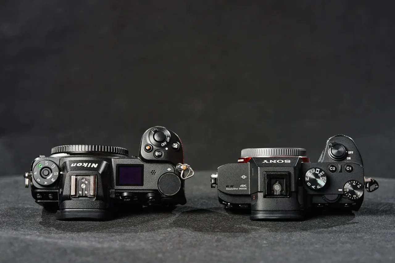 Górny widok aparatów Nikon i Sony. Którą lustrzankę wybrać?