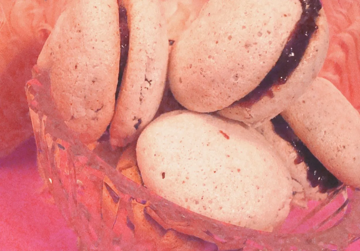 makaroniki z kremem maślanym i dżemem