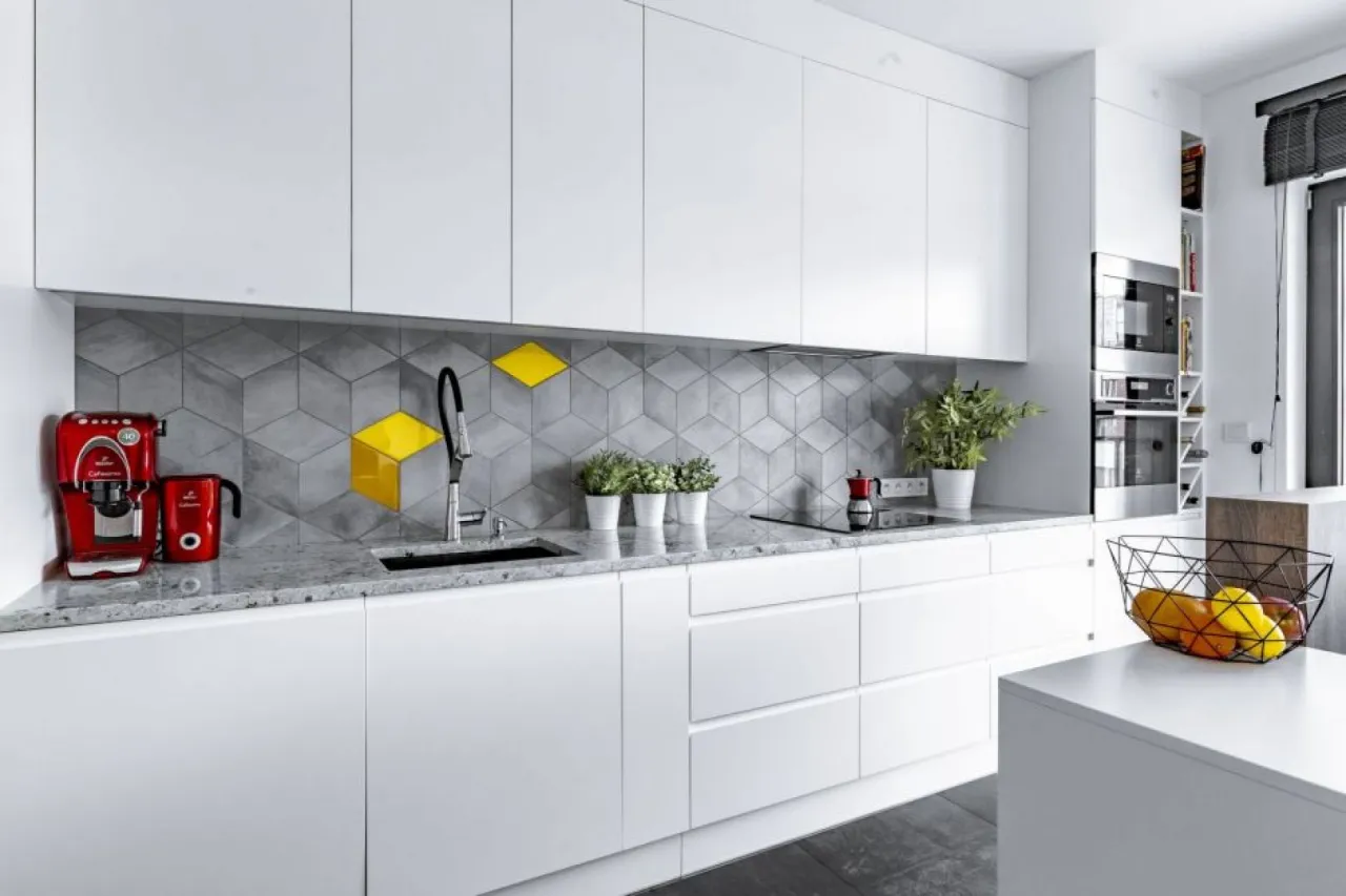 Biała kuchnia inspiracje ściana nad blatem