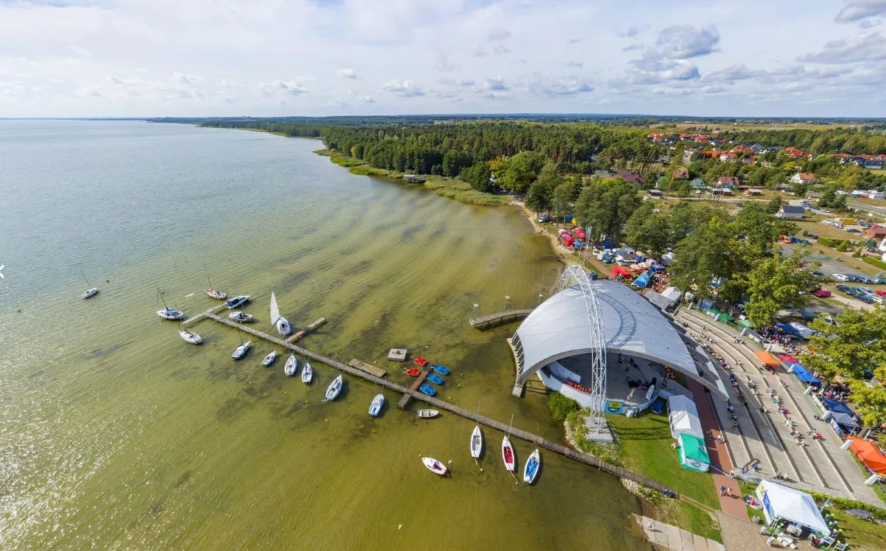 Atrakcje nad jeziorem Miedwie sporty wodne plaża