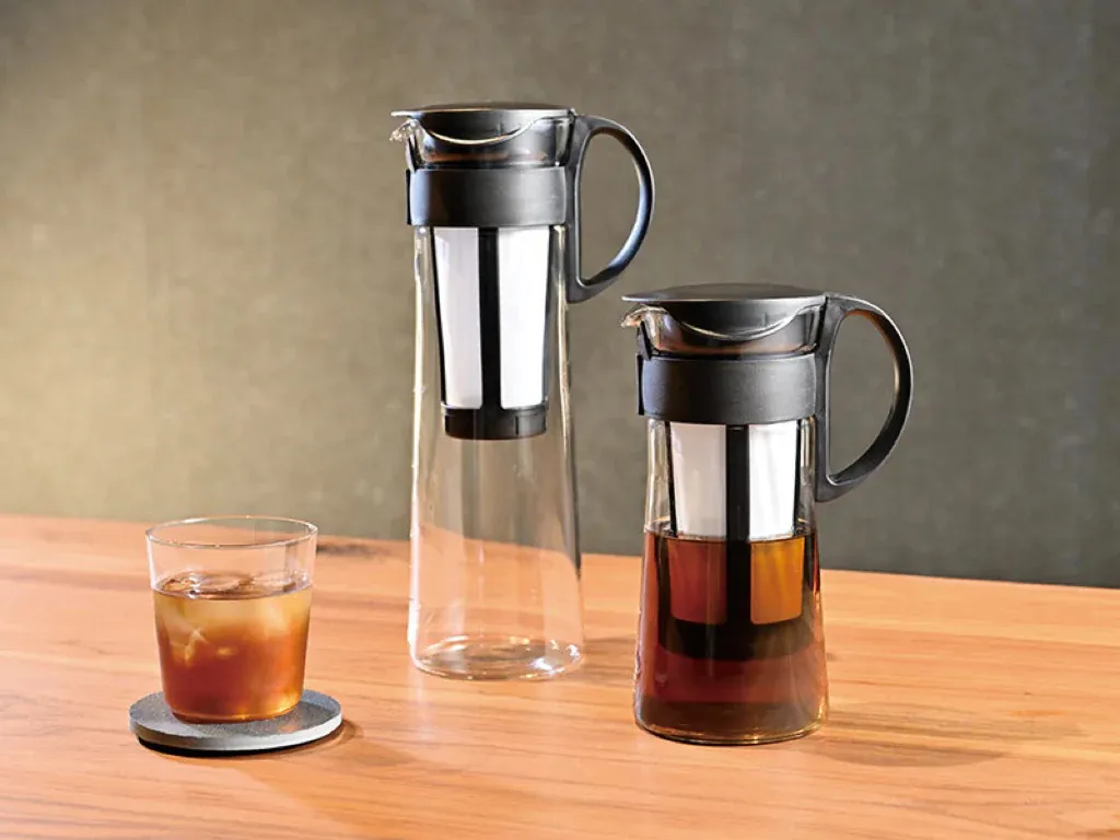 dzbanek do cold brew, herbata w słoiku z wodą