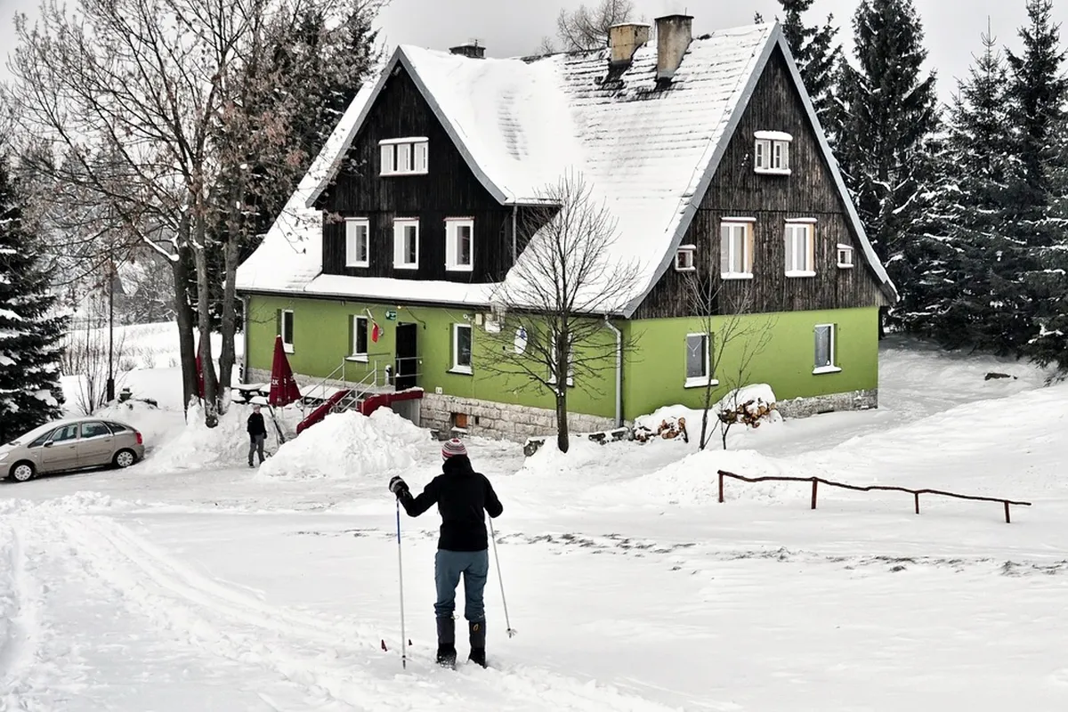 Schronisko PTTK Pasterka lub widok na Pasterkę w górach