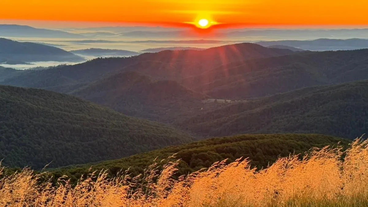 Bieszczady widok połoniny o wschodzie słońca