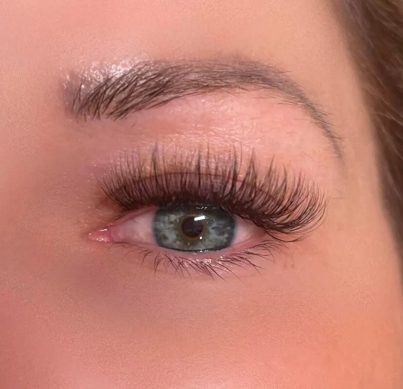 stylistka rzęs aplikuje rzęsy Kim Camellia