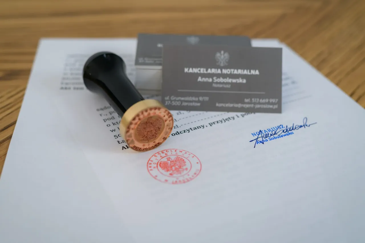 notariusz pieczęć dokument