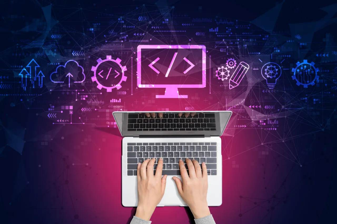 Ręce piszą na laptopie, tworząc grafikę z ikonami symbolizującymi kodowanie i chmurę. Dowiedz się, jak zrobić maila w HTML.