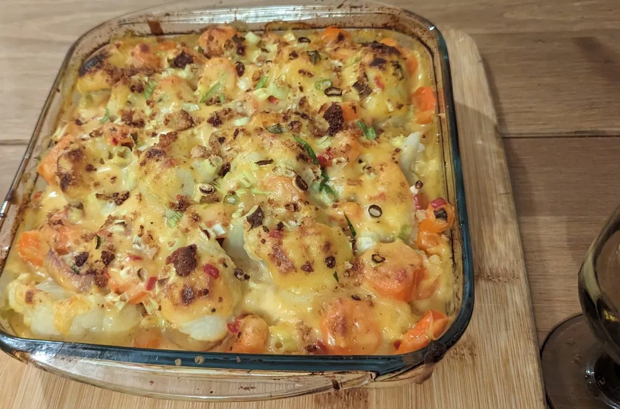 Zapiekanka z kalafiorem i ziemniakami w naczyniu żaroodpornym