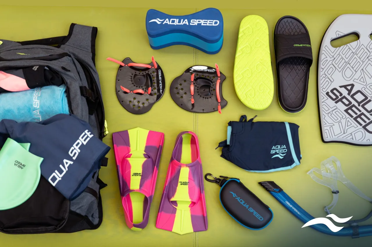 Zestaw gadżetów do pływania: płetwy, rękawice, deska, klapki, czepek, okulary i worek.