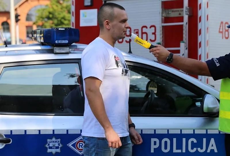 Policjant z alkomatem przesiewowym Promiler iBlow 10