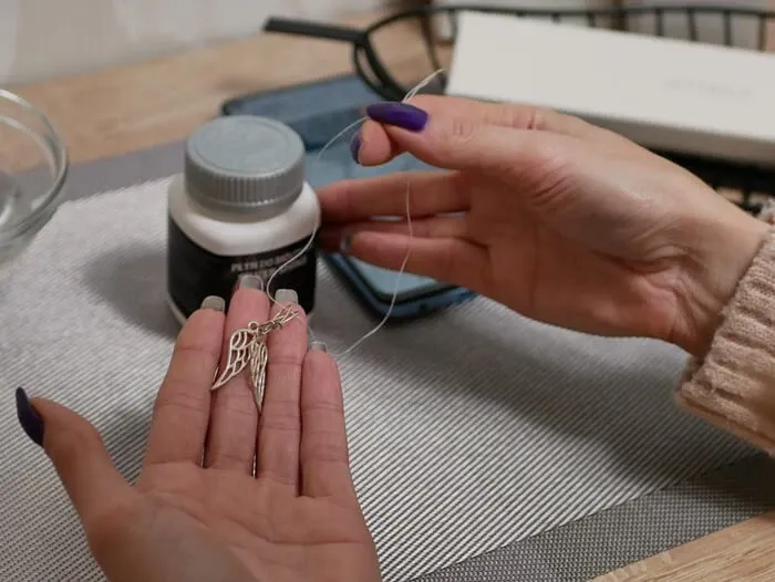 czyszczenie srebrnych kolczyk&oacute;w z kamieniami