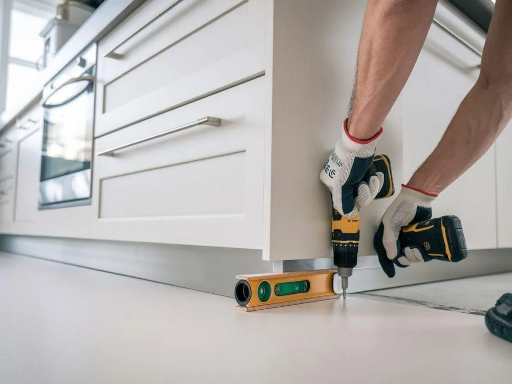 narzędzia do montażu cokołu kuchennego