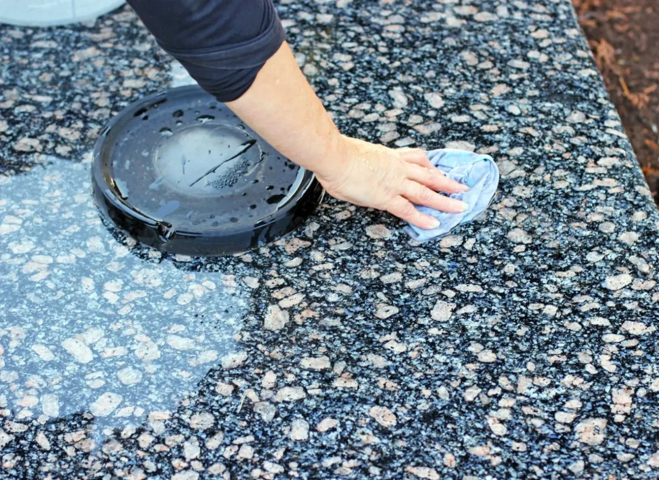 Jak prawidłowo czyścić pomnik z granitu, lastryka, marmuru i piaskowca