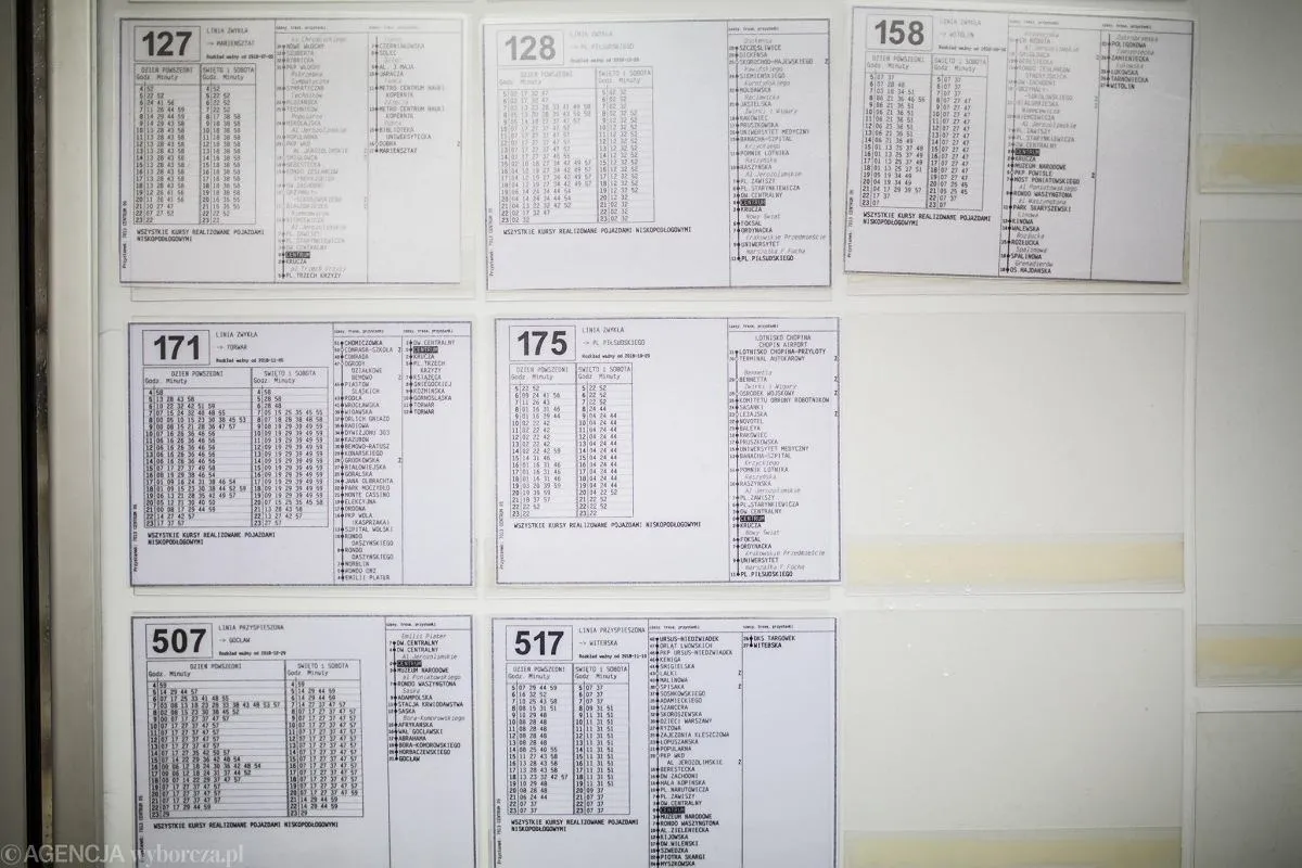 rozkład jazdy na przystanku autobusowym