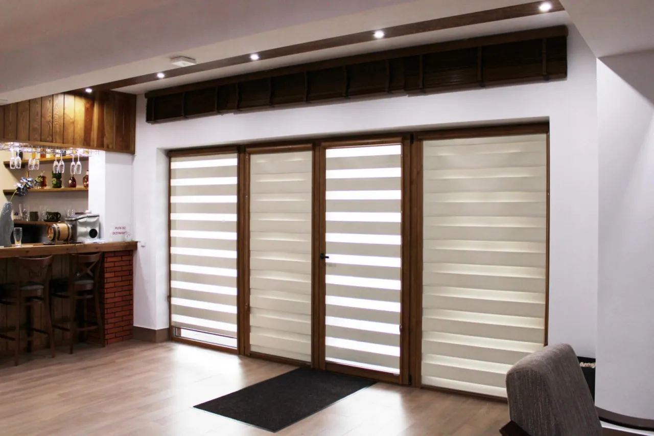 montaż rolety w kasecie z prowadnicami