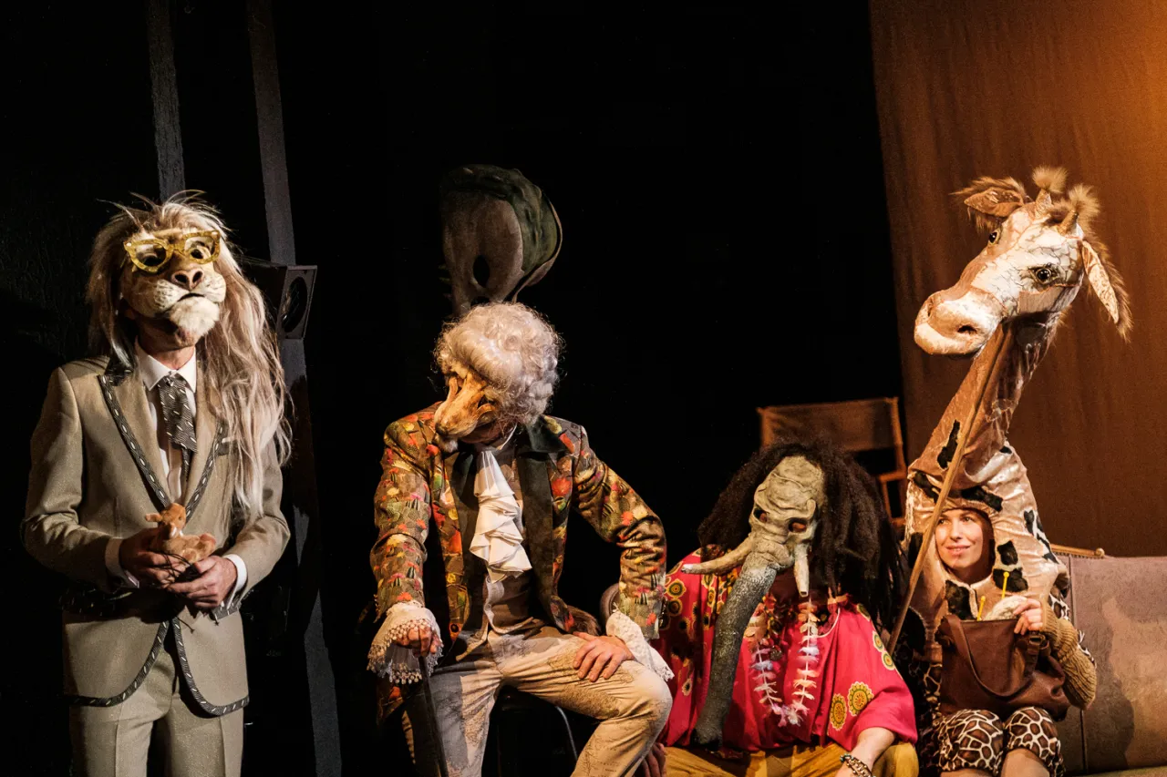 kolaż zdjęć z różnych spektakli teatralnych pantomima musical teatr lalek