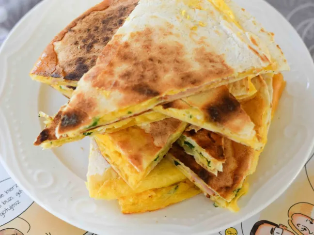 Podgrzewanie tortilli na patelni