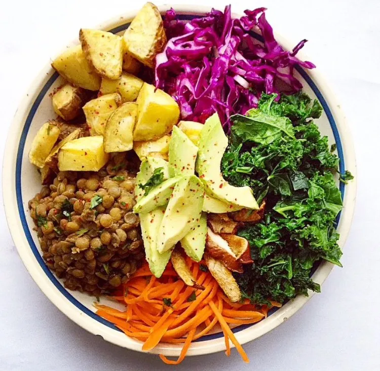 talerz pełen warzyw i owoc&oacute;w