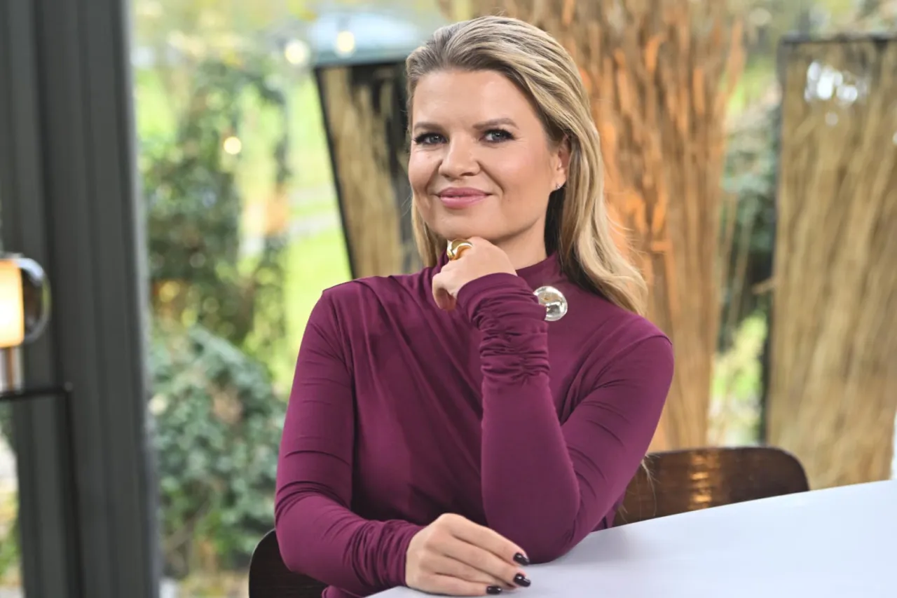 Uśmiechnięta prowadząca 