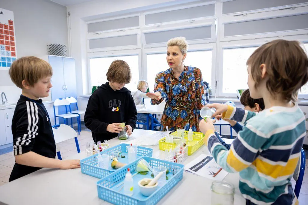 dzieci robiące eksperyment przyrodniczy w klasie
